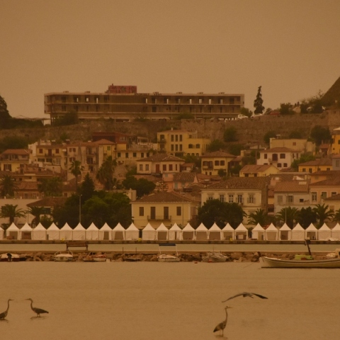 Ναύπλιο και αφρικανική σκόνη - Κάστρο, λιμάνι, θάλασσα, πελεκάνοι