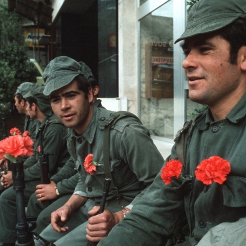 Πορτογάλοι στρατιώτες με γαρύφαλλα 