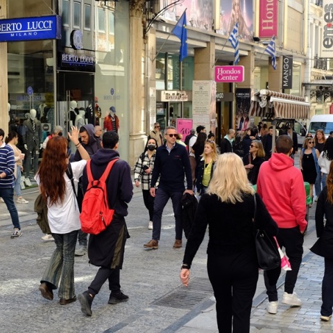 Κόσμος και μαγαζιά στην Ερμού 