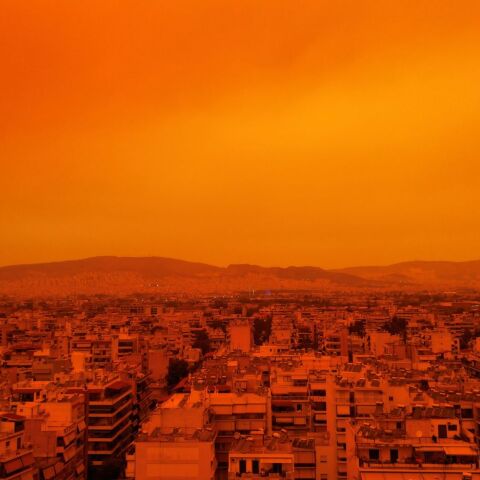 Αφρικανική σκόνη έχει «βάψει» την Αθήνα πορτοκαλί