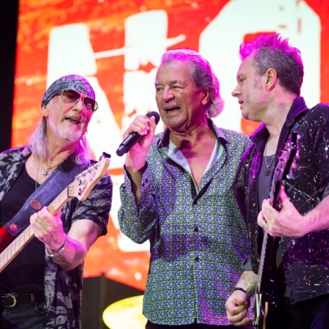 Ο τραγουδιστής Ίαν Γκίλαν, ο μπασίστας Ρότζερ Γκλόβερ και ο νέος κιθαρίστας Σάιμον ΜακΜπράιντ