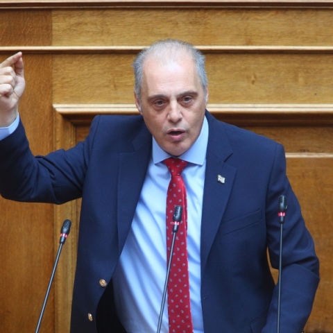 Ο πρόεδρος της Ελληνικής Λύσης, Κυριάκος Βελόπουλος μιλάει στη Βουλή με σηκωμένο χέρι