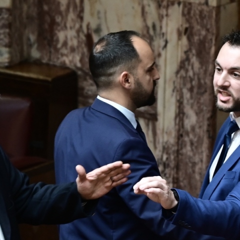 Ο Κωνσταντίνος Φλώρος στη Βουλή μαζί με 2 άνδρες να τον κρατάνε