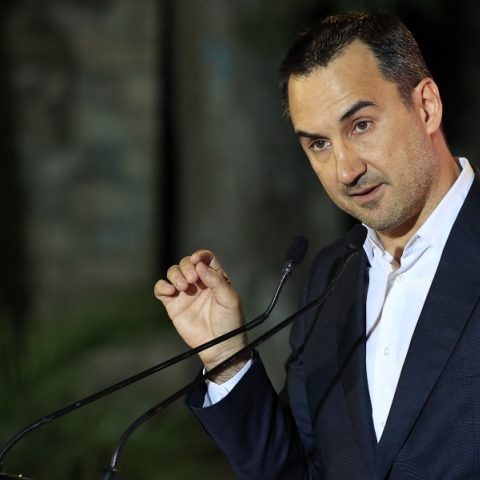 Ο Αλέξης Χαρίτσης μιλάει όρθιος μπροστά σε μικρόφωνο