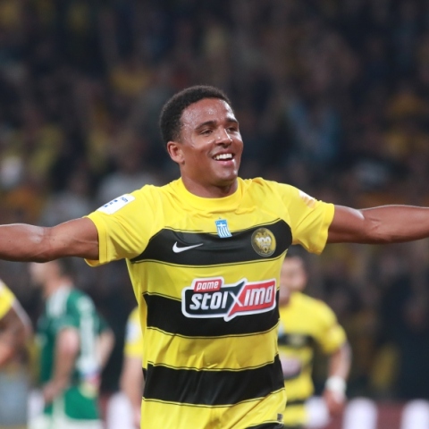 Ποδοσφαιριστής της ΑΕΚ τρέχει με ανοιχτά τα χέρια - φοράει κιτρινόμαυρη στολή