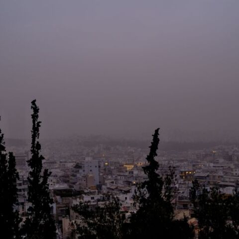 Η αφρικανική σκόνη σκέπασε τον ουρανό και τις πρωινές ώρες