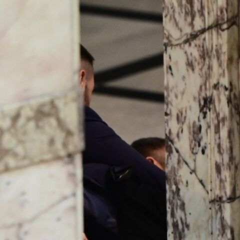 Ο βουλευτής Κωνσταντίνος Φλώρος επιτέθηκε με γροθιές σε βουλευτή του Βελόπουλου μέσα στη Βουλή