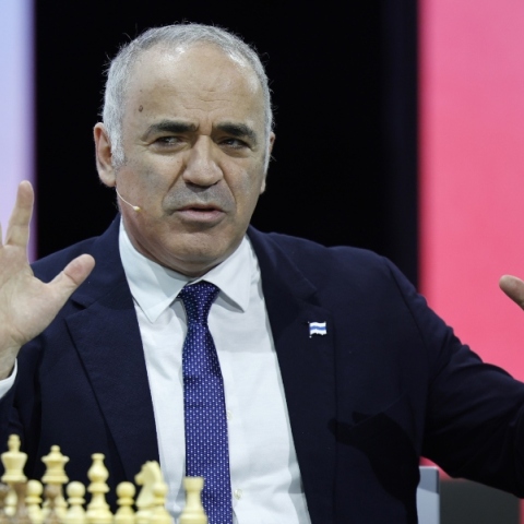 Ο  Γκάρι Κασπάροφ δίπλα σε μια σκακιέρα με πιόνια