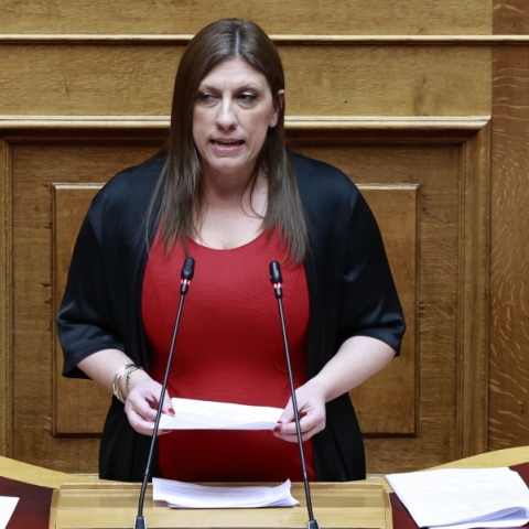 Η πρόεδρος της Πλεύσης Ελευθερίας, Ζωή Κωνσταντοπούλου μιλάει όρθια στη Βουλή