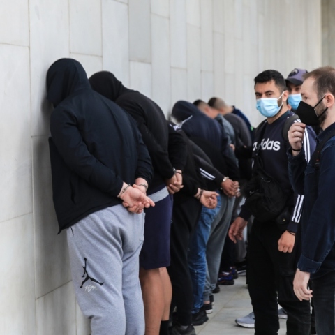 Άνδρες με χειροπέδες κολλητά σε τοίχο