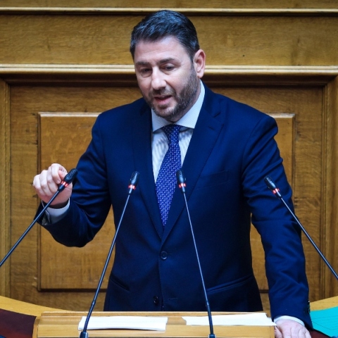 Ο Νίκος Ανδρουλάκης μιλάει στο μικρόφωνο στο βήμα της Βουλής