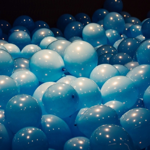 Δεκάδες μπλε μπαλόνια