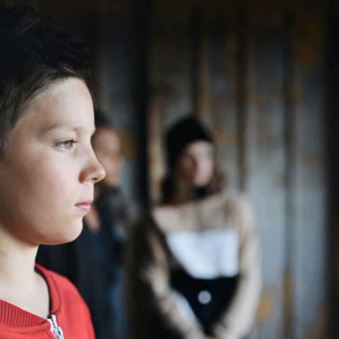 Νεαρό αγόρι, πρόσωπο. στο βάθος 3 θολές φιγούρες 