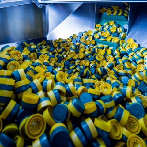 Κίτρινα και μπλε πλαστικά καπάκια