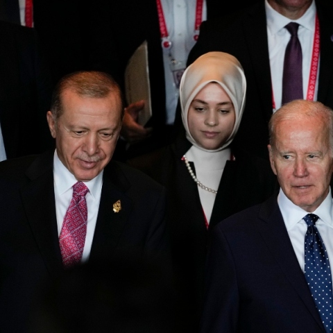 Ερντογάν, Μπάιντεν μαζί με νεαρή γυναίκα και 2 σωματοφύλακες