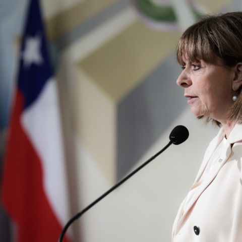 Η Πρόεδρος της Δημοκρατίας, Κατερίνα Σακελλαροπούλου μιλάει όρθια σε μικρόφωνο