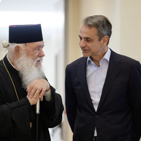 Ο πρωθυπουργός Κυριάκος Μητσοτάκης με τον Αρχιεπίσκοπο  Αθηνών και πάσης Ελλάδος κ. κ. Ιερώνυμο