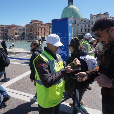 Ένας υπάλληλος ελέγχει τα εισιτήρια κατά την είσοδο στην πόλη της Βενετίας,