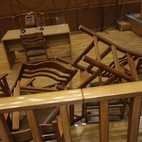Η δικαστική αίθουσα μετά το άκουσμα των ποινών για τη δίκη για το Μάτι