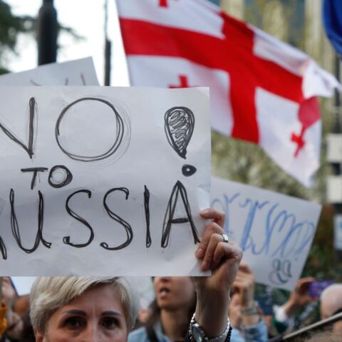 Γεωργία: Βουλευτίνα χτύπησε στο κεφάλι συνάδελφό της με μπουκάλι νερό