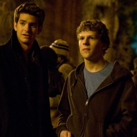 Άνδρας με μαύρο παλτό δίπλα σε άνδρα με καφέ ζακέτα