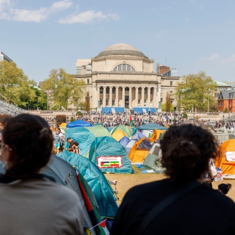 3 φοιτήτριες, αντίσκηνα, κτίριο πανεπιστημίου