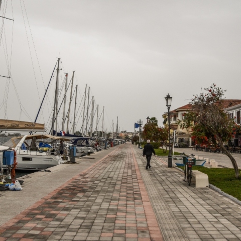 Πλακόστρωτο δίπλα σε προβλητα με βάρκες