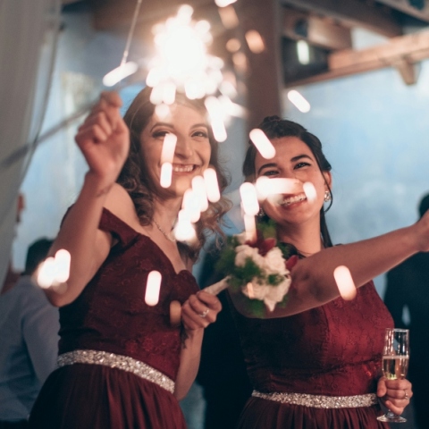 2 γυναίκες με ποτήρια και πυροτεχνήματα