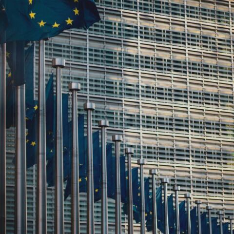 Σημαίες της Ευρωπαϊκής Ένωσης κυματίζουν στην έδρα της ΕΕ στις Βρυξέλλες