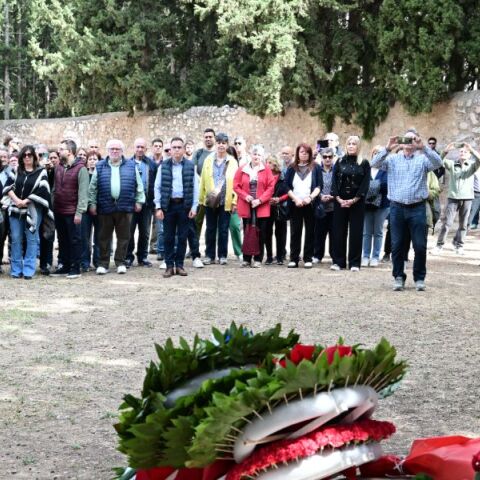 Ο Στέφανος Κασσελάκης κατέθεσε στεφάνι στο Σκοπευτήριο Καισαριανής για την Εργατική Πρωτομαγιά 