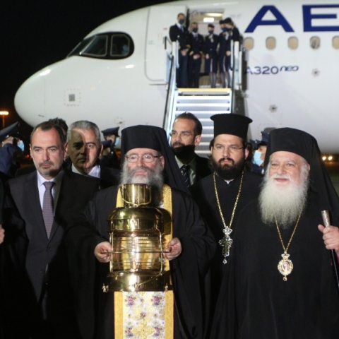 παπάδες μπροστά από αεροπλάνο