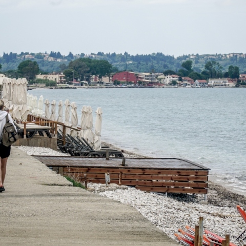 2 γυναίκες περπατούν στη παραλία