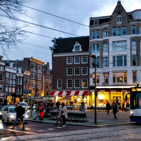 κοσμοςμ αυτοκινητα, οδηλατα, λεωφορείο, κτηρια, καφετερια