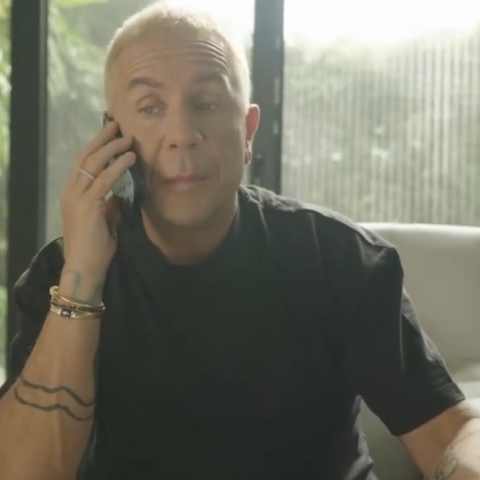 Ο Γιώργος Μαζωνάκης μιλά στο κινητό