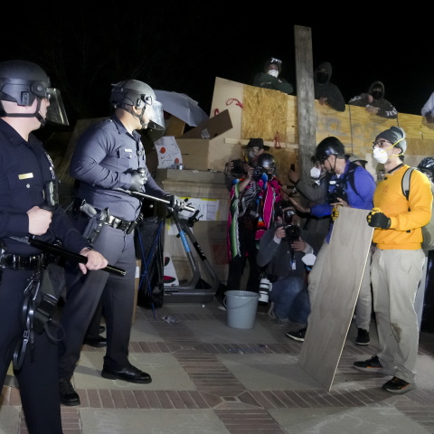  Η αστυνομία εισέβαλε στο UCLA 