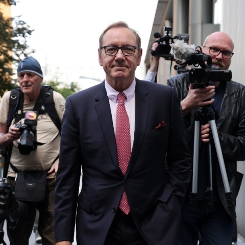 ανδρας με κουστουμι, καμερες, μικρόφωνα, δημοσιογράφοι