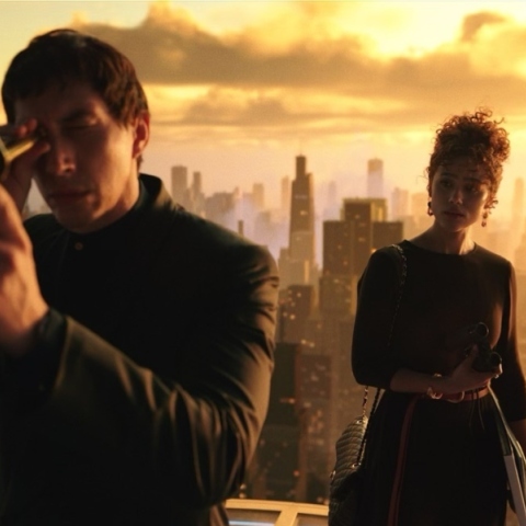 άνδρας κοιτάζει μέσα από κυάλι, γυναίκα κρατάει κυάλια