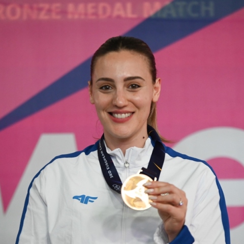 Η Άννα Κορακάκη κρατώντας μετάλλιο 