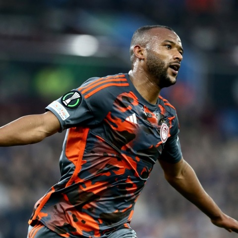 Ο Αγιούμπ Ελ Κααμπί πανηγυρίζει ένα από τα τρία γκολ στο Villa Park