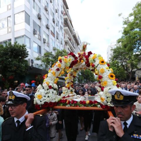 Με κατάνυξη η περιφορά του Επιταφίου στον Άγιο Μηνά στη Θεσσαλονίκη 
