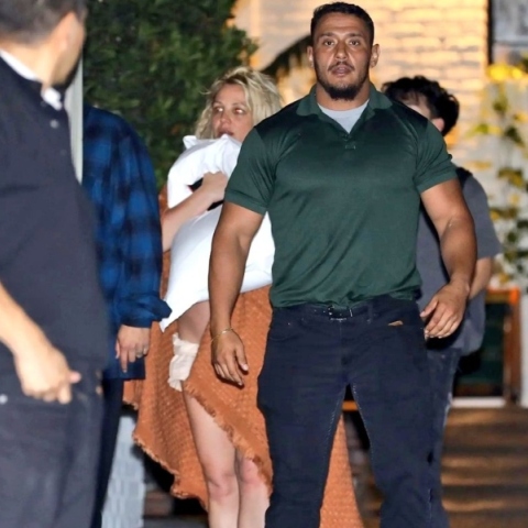 2 ανδρες μπροστα απο γυναικα με κουβερτα και μαξιλαρι,