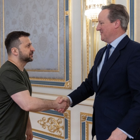 Ζελένσκι και Κάμερον κάνουν χειραψία