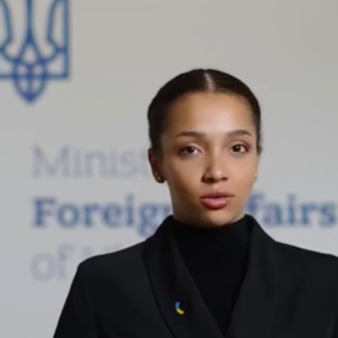 Γυναικα με μαύρο σακακι