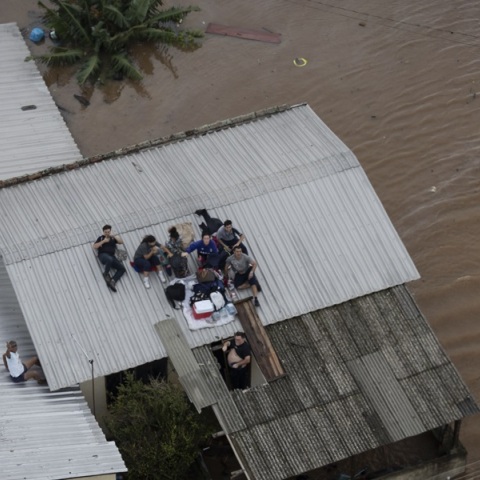 Πλήττεται η Βραζιλία από πρωτοφανείς πλημμύρες: Στις 70.000 οι εκτοπισμένοι, δεκάδες νεκροί και αγνοούμενοι