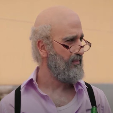 Ο Διονύσης Ατζαράκης σε ρόλο «θείου» σε πασχαλινό τραπέζι 