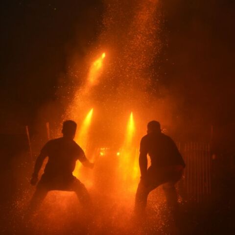 Εντυπωσιακές εικόνες στον Βροντάδο Χίου που αναβίωσε και φέτος το έθιμο του ρουκετοπόλεμου