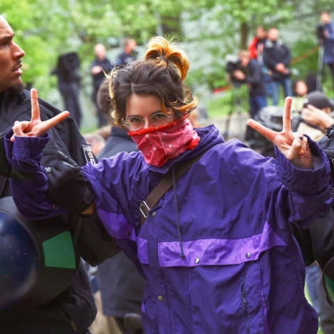 αστυνομικοί συλλαμβάνουν διαδηλώτρια