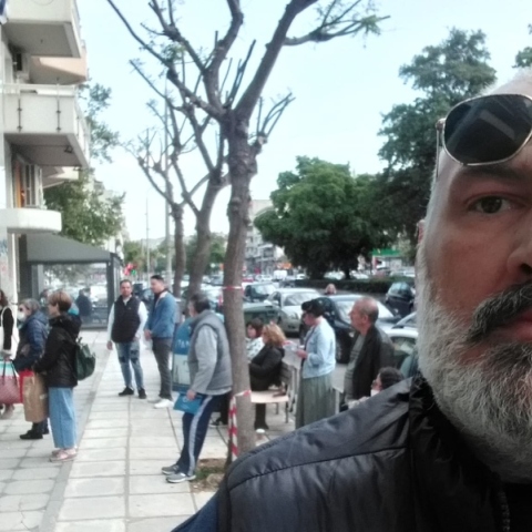 ανδρας με μαυρα γυαλια και μουσι στο δρόμο