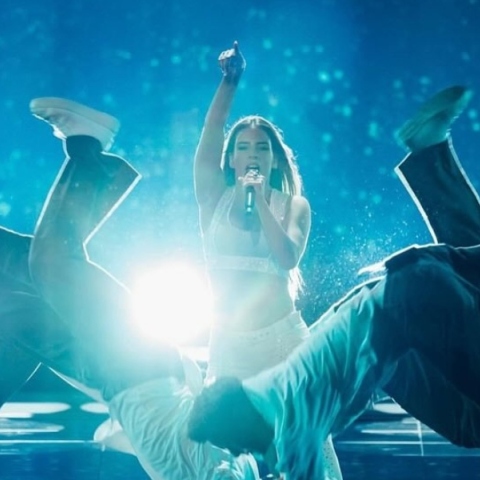 τραγουδιστρια με 4 χορευτες