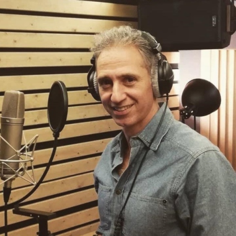 άνδρας με ακουστικά και μικρόφωνο